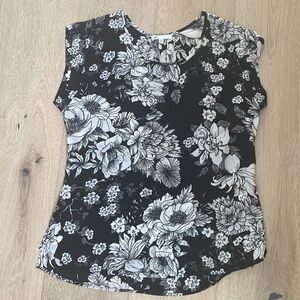 DR2 short sleeve blouse with pleated back neckline detail and cuffed sleeve- M